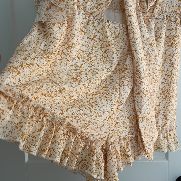 Shorts Romper with Tie front - Picture 4 of 5